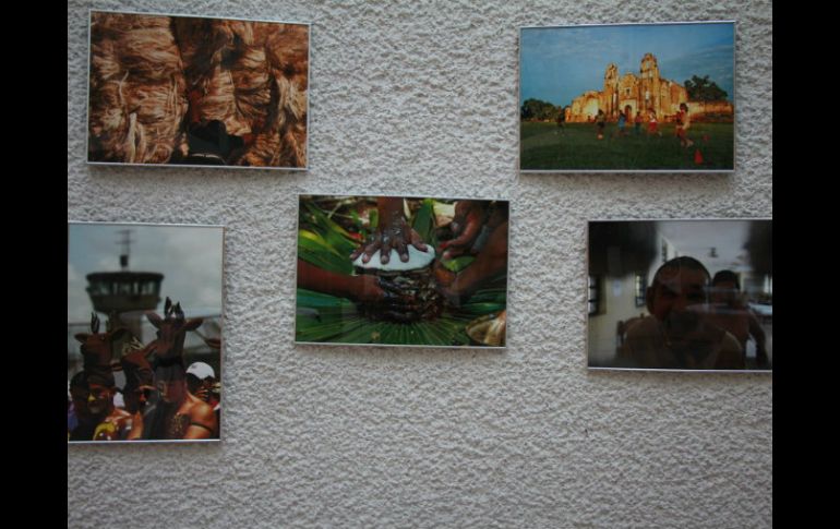 La exposición muestra fotografías que reflejan la identidad maya y sus tradiciones. TWITTER / @EmbaMexAle