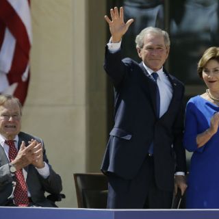 Bush padre critica administración de su hijo George