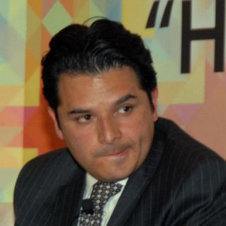 Zoé Robledo deja la contienda para dirigir el PRD