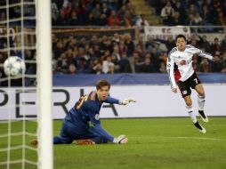 Javier 'Chicharito' Hernández logró su cuarto gol dentro de la actual temporada de Champions League. AP / A. Medichini