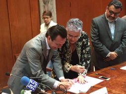 Pablo Lemus y Margarita Sierra de la organización ciudadana Haz tu Ley. TWITTER / @PabloLemusN