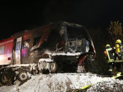 El frente del primer vagón del tren regional quedó oscurecido por el fuego. AP / DPA