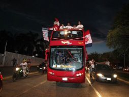 Tres unidades del servicio de Tapatío tour decorados para la ocasión fueron usadas para los jugadores. TWITTER / @Chivas