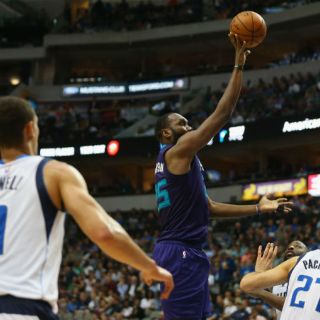 Charlotte logra primera victoria en Dallas desde 1998