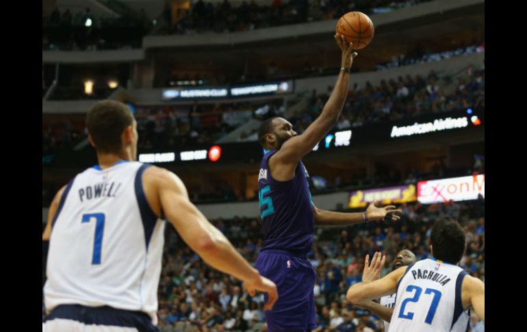 Al Jefferson realiza un tiro al aro ante la marca de la defensiva de Dallas. AFP / R. Martinez