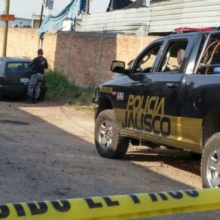 Abandonan al menos dos cadáveres en auto en El Salto