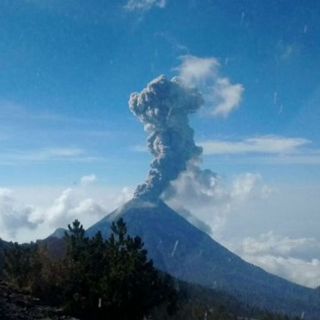 Volcán El Colima lanza fumarolas de 1.5 y 1.8 kilómetros