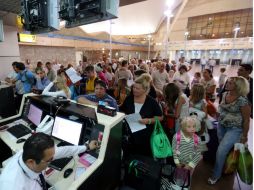 Turistas rusos se encuentran varados en el aeropuerto de Sharm el-Sheij, en espera de información acerca de sus vuelos. EFE / K. Elfiqi
