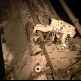 Astronautas de la NASA realizan fontanería espacial con éxito