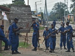 Una testigo dijo que la policía lo arrestó y cuando vio la identificación de Nzitonda lo agredió y le ordenó a ella que se fuera. AFP / C. Souza