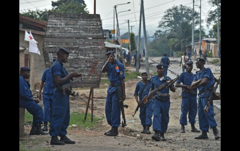 Una testigo dijo que la policía lo arrestó y cuando vio la identificación de Nzitonda lo agredió y le ordenó a ella que se fuera. AFP / C. Souza