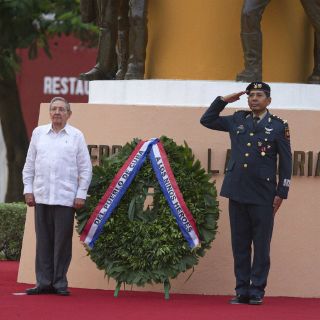 Raúl Castro deposita ofrenda a Niños Héroes