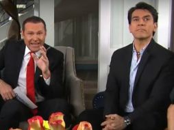 A Jorge Salinas se le vio bastante inconforme durante la entrevista. YOUTUBE /