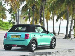 Crece. El Mini Cooper aumenta sus dimensiones a lo largo y ancho, en beneficio de los ocupantes de las plazas posteriores. ESPECIAL / BMW Group