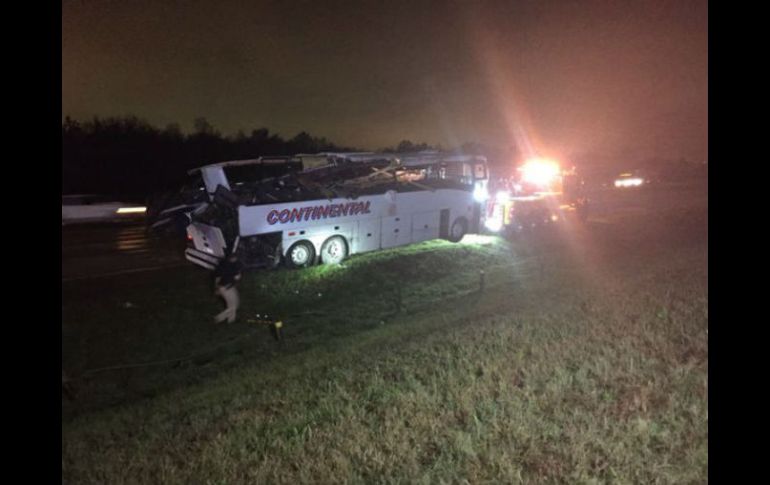 El camión se salió de la autopista y chocó contra el contrafuerte de un puente. AP /