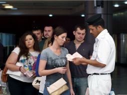 Egipto aumenta la seguridad en sus aeropuertos, como la revisión de los pasaportes para asegurarse de la identidad de los pasajeros. EFE / K. Elfiqi