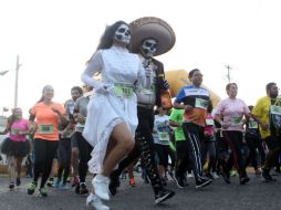 Con motivo del día de muertos muchos de los participantes corrieron disfrazados como calaveras y catrinas. EL INFORMADOR / A. Hinojosa