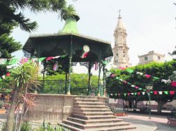 El kiosko en pleno corazón de Ayotlán, con la parroquia de la Soledad al fondo. EL INFORMADOR / F. González