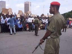 Las riñas entre policías y manifestantes comenzaron este viernes. AP / ARCHIVO