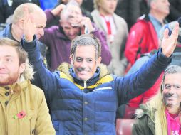 ¿Mou en la tribuna? Seguidores del Stoke bromearon con el luso. AP /