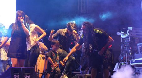 Un niño bailó en el escenario con Morenito de Fuego al ritmo del reggae. EL INFORMADOR / P. Pérez