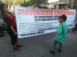Comerciantes extendieron mantas en donde externaban su descontento. EL INFORMADOR / F. Atilano