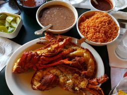La langosta se acompaña con arroz y salsa de molcajete estilo Jalisco y tortillas de harina de origen sonorense. NTX / ESPECIAL/LIF
