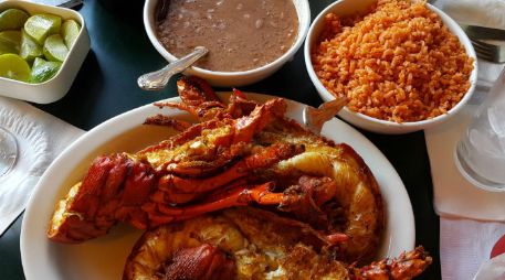 La langosta se acompaña con arroz y salsa de molcajete estilo Jalisco y tortillas de harina de origen sonorense. NTX / ESPECIAL/LIF