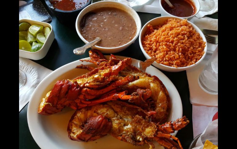 La langosta se acompaña con arroz y salsa de molcajete estilo Jalisco y tortillas de harina de origen sonorense. NTX / ESPECIAL/LIF