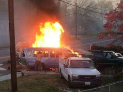 Cuadrillas de rescatistas de otros condados estaban ayudando en la atención al accidente. TWITTER / @NBCNightlyNews