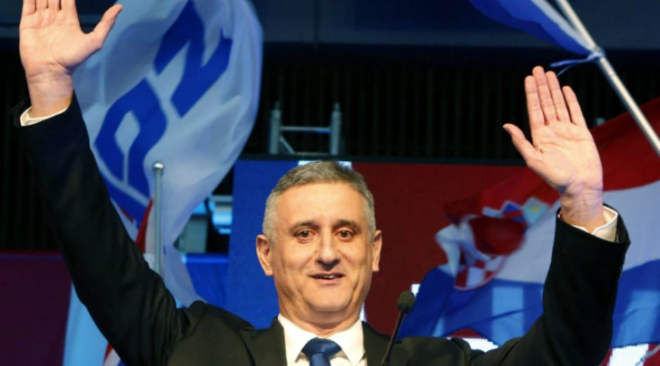 Tomislav Karamark, líder de los conservadores, celebra el triunfo en las elecciones de este domingo. EFE / A. Bat