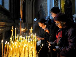 Cristianos ortodoxos rezan por las 224 personas que murieron en el Airbus A321. AFP / O. Maltseva
