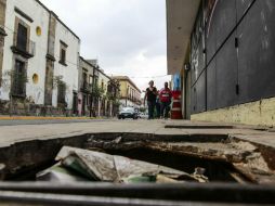 Registro roto en la calle Juan Manuel, entre Contreras Medellín y Mariano de la Bárcena, uno de los muchos obstáculos para los peatones EL INFORMADOR / A. García