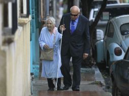 Sebastián Anguiano Manzano ha sufrido varias caídas por el estado de las aceras; en la foto lo acompaña su amiga María del Socorro. EL INFORMADOR / F. Atilano