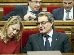 El presidente de la Generalitat en funciones, Artur Mas, y su vicepresidenta, Neus Munté, en el hemiciclo del Parlament de Cataluña. EFE / A. Dalmau