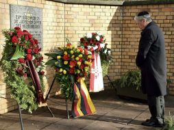 Al lugar al acudieron numerosas personas para dejar una flor en memoria de los alemanes que murieron al tratar de cruzarlo. EFE / B. Settnik