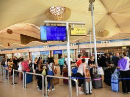 Cientos de personas regresan tras la suspensión de vuelos por cuestión de seguridad. AFP / M. El Shahed