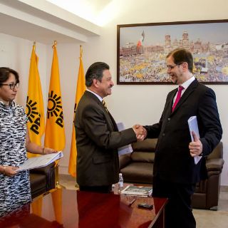 Navarrete entrega oficina del PRD a Basave