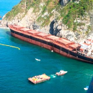 Supervisan trasiego de buque varado por huracán 'Patricia'