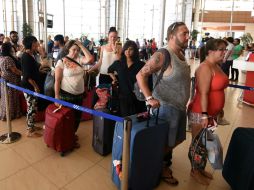 Centenares de turistas rusos y británicos abandonan Egipto para regresar a sus países ante el posible acto terrorista. AFP / M. El-Shahed