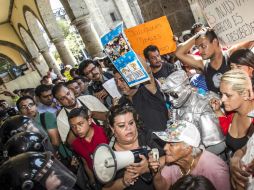Docenas de comerciantes ambulantes se manifestaron en contra del reglamento ayer afuera del Ayuntamiento. EL INFORMADOR / R. Tamayo