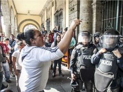 Ambulantes se manifestaron ayer en Palacio Municipal: advierten que no dejarán de vender sus productos. EL INFORMADOR / R. Tamayo