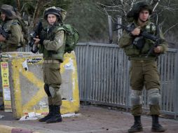 Los elementos de seguridad que resguardaban la puerta de Damasco al darse cuenta del ataque le dispararon al agresor. AP / A. Schalit