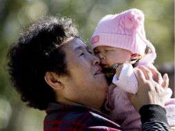 La política de dos hijos supondrá la entrada en el mercado laboral nacional de 30 millones de personas más para 2050. AP / ARCHIVO