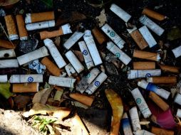 El papel que envuelve al cigarro está hecho de acetato de celulosa, un derivado del petróleo, que no es biodegradable. NTX / ARCHIVO