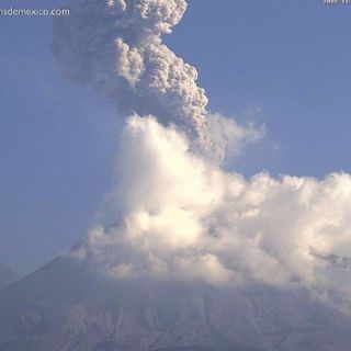 Volcán El Colima emite exhalación de dos mil metros de altura