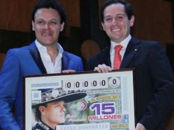 Fernández y Pablo Treviño, director general de la Lotería Nacional, posan con el billete. FACEBOOK / Lotería Nacional para la Asistencia Pública