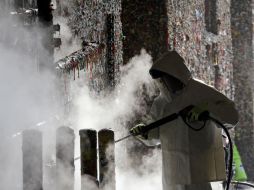 Un contratista comenzó a usar poderosas limpiadoras a vapor para eliminar el chicle. AP / E. Thompson