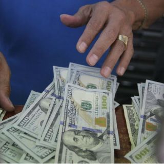 Hasta en 17.05 pesos venden dólar en bancos capitalinos