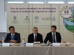 Niño Cota (d) detalla que el plan contempla cuatro objetivos estratégicos. ESPECIAL / @CCIJalisco